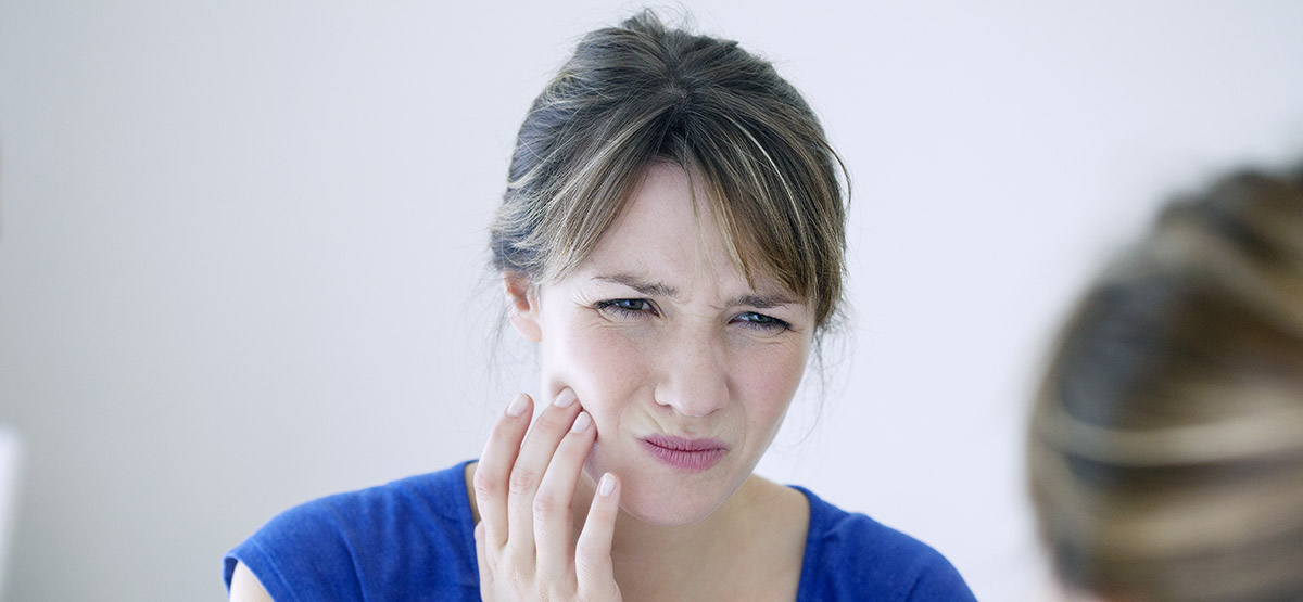 femme avec mal de dents